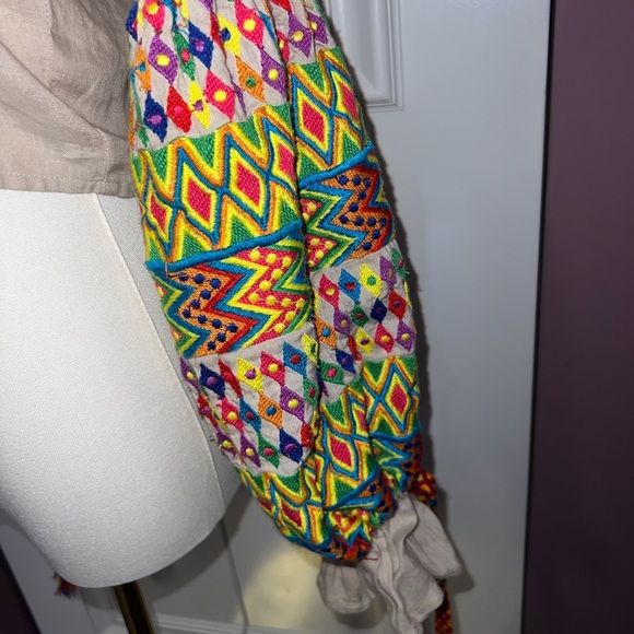 Chic Beige V-Neck Blouse with Vibrant Sleeves - Picture 5 of 6